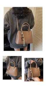 Détails du sac à main marron avec motif litchi, breloques et lettrage fashion