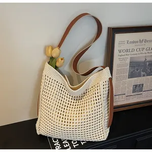 Détail du sac fourre-tout tissé blanc cassé avec bandoulière en cuir marron et doublure