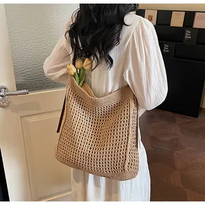Détail du sac fourre-tout au crochet kaki avec tissage ajouré et style de vacances