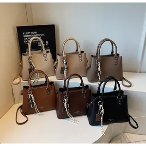Sac fourre-tout en cuir à motif litchi en six couleurs avec pendentifs élégants