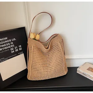 Sac cabas tissé main en kaki avec bandoulière en cuir marron et tulipes décoratives