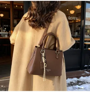 Sac cabas marron en cuir grainé avec imprimé Fashion Bag et pendentif décoratif