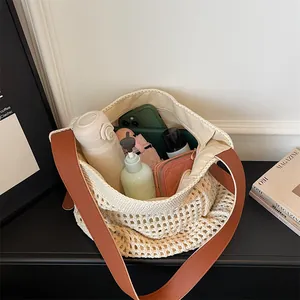 Sac cabas tissé avec bandoulière en cuir montrant un intérieur spacieux et garni