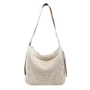 Sac fourre-tout en crochet crème avec lanières en cuir marron et maille ajourée d'été