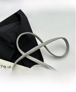 Detail eines Schultergurts aus strukturiertem Leder mit präzisen Nähten und Kantenfinish