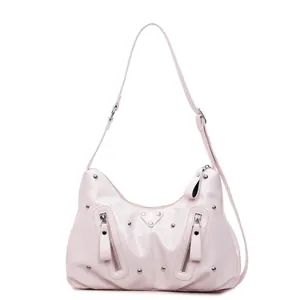 Rosa Hobo-Schultertasche mit silbernen Nieten und dekorativen Reißverschlüssen