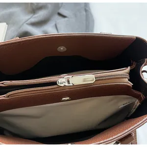 Sac fourre-tout marron grainé avec trois compartiments et organisation intérieure claire