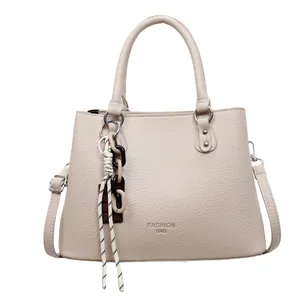 Grand sac fourre-tout minimaliste blanc crème en cuir souple avec bandoulière tressée