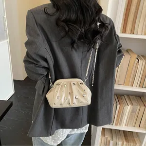 Borsa a Gnocchetto Arricciata con Borchie da Donna Vintage in Pelle PU Catena Tracolla Retrò Cloud Borsa alla Moda Quotidiana