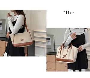 Détail du cabas minimaliste en toile beige et cuir marron avec bandoulière longue