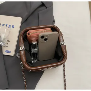 Borsa a portafoglio marrone vintage plissettata con catena e chiusura in metallo