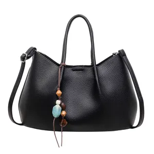 Minimalistische schwarze Tasche mit Lychee-Struktur, Tragegriffen und Gurt für Damen