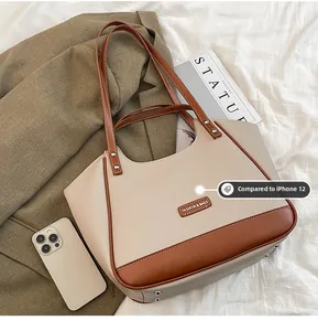 Détail du sac cabas bicolore en cuir PU avec grainé comparé à un iPhone 12
