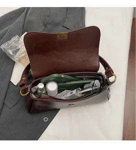 Vista dettagliata dello spazioso interno di questa borsa a spalla baguette marrone vintage