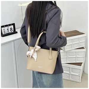 Damen Koreanisch Minimalistisch Litschimuster Eimertasche PU Leder Handtasche Mit Dekorativem Herz Schal Verstellbarer Gurt