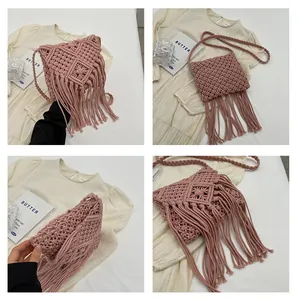 Nahaufnahme der rosa Boho-Umhängetasche mit langen Fransen und handgefertigter Häkelstruktur