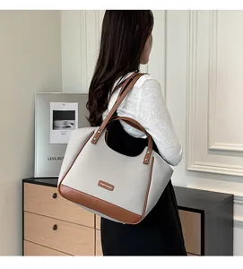 Détail du cabas en similicuir gris avec bordure marron et logo Fashion & Bags