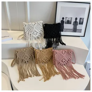 Detailansicht der Boho-Baumwolltaschen mit Quastenfransen und Rauten-Webmuster