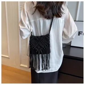 Detailansicht der schwarzen Boho-Tasche mit gewebten Quasten und Rautenmustern