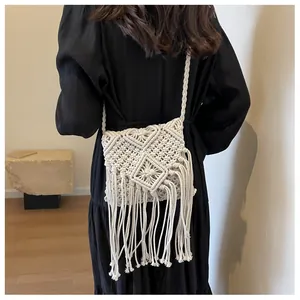 Detail der Boho-Makramee-Tasche mit Rautenmuster und langen Fransen für den Urlaub