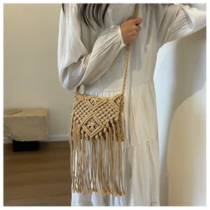 Detailansicht der beige Boho-Tasche mit Makramee-Baumwollmustern und langen Fransen am Boden