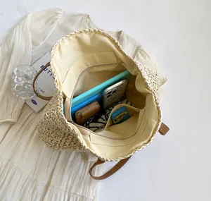Vista superior que muestra la capacidad interna del bolso tote tejido con varios accesorios