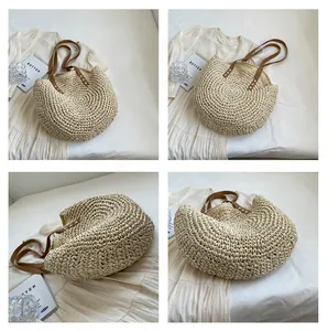 Detalle de bolso de paja tejido a mano con correas de cuero marrón y forma de luna