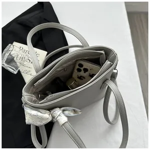 Graue Eimer-Handtasche aus genarbtem Leder mit Seidentuch und geräumigem Innenfach
