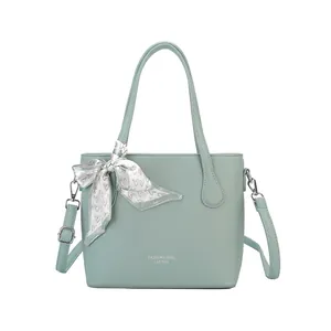 Grüne Handtasche aus Leder mit Seidenschal und abnehmbarem Gurt für Damen Mode