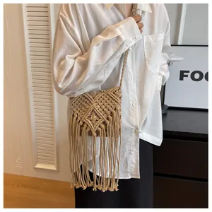 Nahaufnahme der gewebten Boho-Tasche aus Baumwolle mit Rautenmuster und langen Fransen