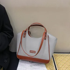 Sac fourre-tout bicolore gris et marron en cuir grainé avec structure trapèze