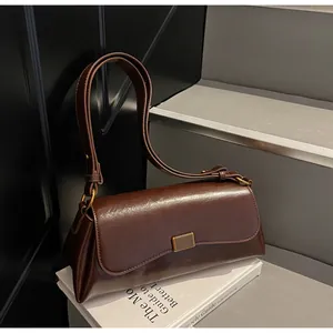 Borsa a spalla baguette vintage in pelle lucida marrone con fibbia metallica dorata