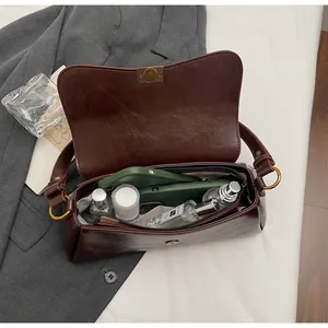 Borsa baguette marrone scuro in pelle PU lucida con interno capiente per oggetti di uso quotidiano