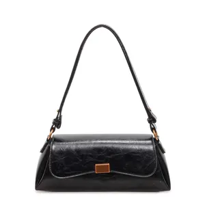 Borsa a spalla vintage francese in pelle nera lucida con fibbia in bronzo antico