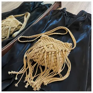 Detailaufnahme der Makramee-Tasche mit Rautenmuster und langen Baumwollfransen für Damen