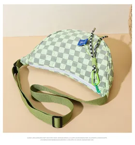 Detail van groene geruite canvas tas met verstelbare nylon riem en stevige ritssluiting