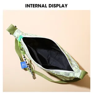 Gedetailleerde binnenkant van de lichtgroene geruite crossbodytas met zachte puffy textuur