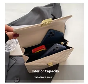 Capacité intérieure du sac matelassé beige montrant l'espace pour deux smartphones