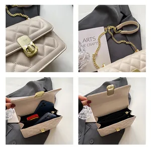 Détails de la texture matelassée, de la chaîne dorée et de l'intérieur du sac beige