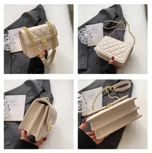 Vue détaillée en quatre angles d'un sac bandoulière beige matelassé avec chaîne dorée