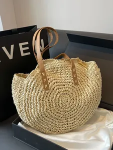 Bolso tote redondo de paja a la moda con asas de cuero marrón y forro de tela blanca
