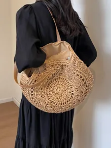 Bolso de playa minimalista de paja para mujer con asas de cuero y un diseño redondo