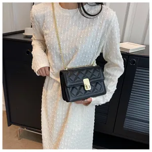Détail du sac bandoulière matelassé noir avec fermoir doré et bandoulière chaîne