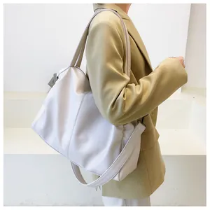 Detalle del bolso tote de cuero PU suave con textura de lichi y costuras verticales