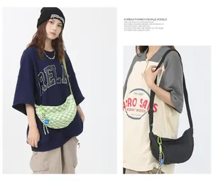 Detail van trendy crossbodytassen in groen schaakbord- en zwart gewatteerd patroon