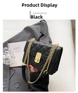 Détail d'un sac à bandoulière en cuir matelassé noir avec fermoir doré et chaîne