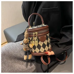 Λεπτομέρεια vintage καπιτονέ τσάντα bucket με δερμάτινο φινίρισμα και κρεμαστό λαγουδάκι