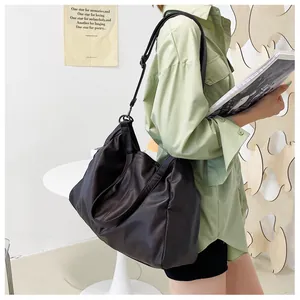Detalle del bolso tote de cuero PU suave con textura de grano y correa ajustable larga