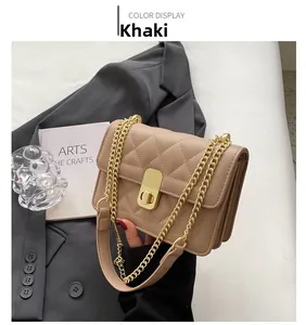 Détail du sac matelassé kaki avec chaîne dorée et élégant fermoir rotatif en métal