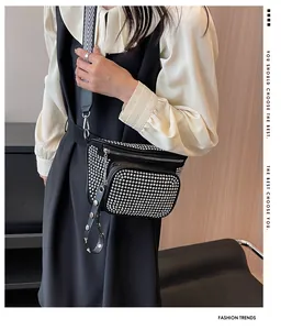 Détail du sac à strass étincelant avec bandoulière géométrique et finitions argentées